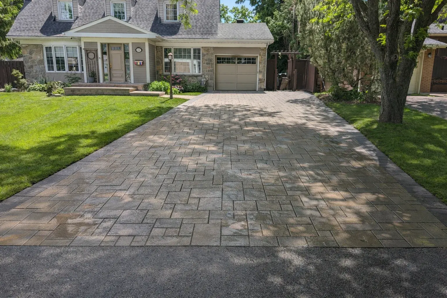 Nettoyage et scellage de pavé