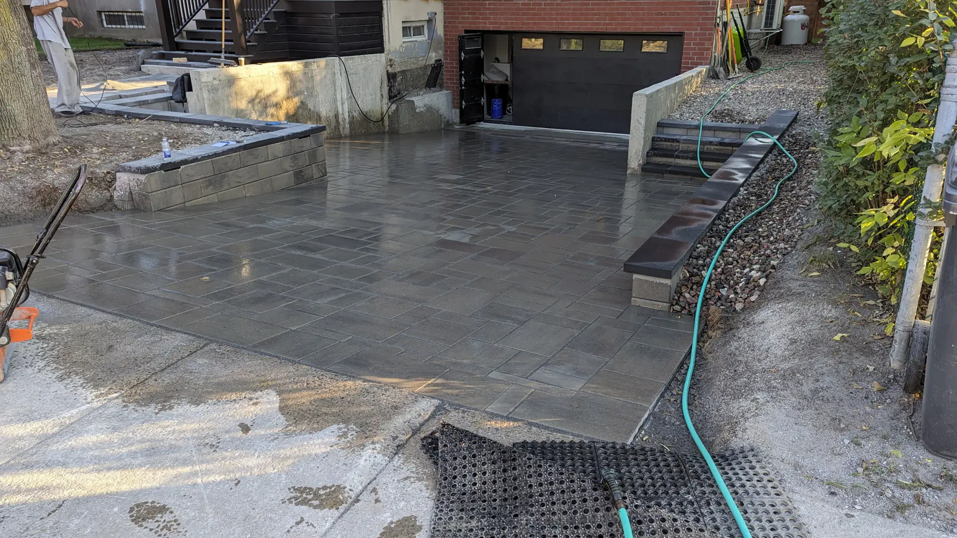 Projet de pavé extérieur complété dans l'Ouest-de-l'Île